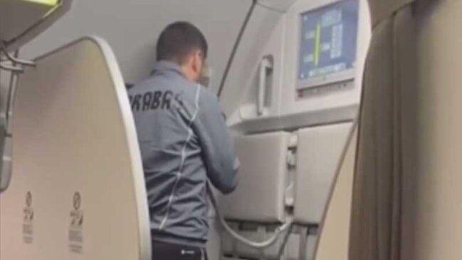 Qurban Qurbanovun köməkçisi təyyarədə Azan oxudu (VİDEO)