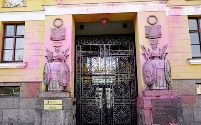 Helsinkidə Müdafiə Nazirliyinin binası çəhrayı rəngə boyanıb