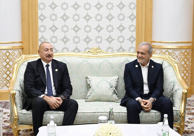 Türkmənbaşı şəhərində İlham Əliyevin Məsud Pezeşkianla görüşü keçirilib - Foto