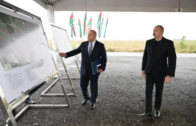 İlham Əliyev Füzuli rayonunun yeni salınacaq Qaraxanbəyli kəndinin təməlini qoyub