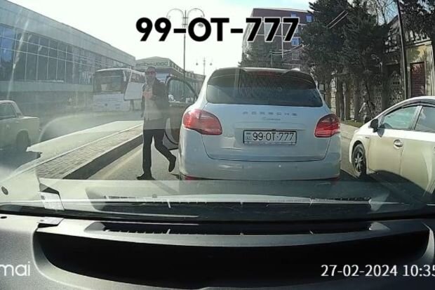 Qəza şəraiti yaradan "Porsche" sürücüsü qoçuluq edib yolu kəsdi - VİDEO