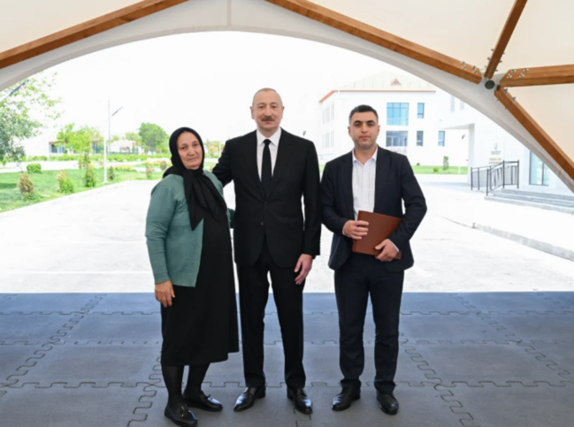 İlham Əliyev və Mehriban Əliyeva Şükürbəyli kəndinə köçən sakinlərlə görüşüblər - FOTO