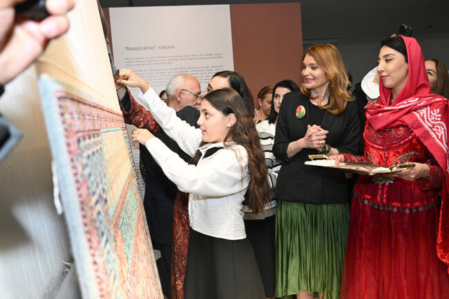 Prezidentin qızları Şahzadə ilə sərgidə - Fotolar