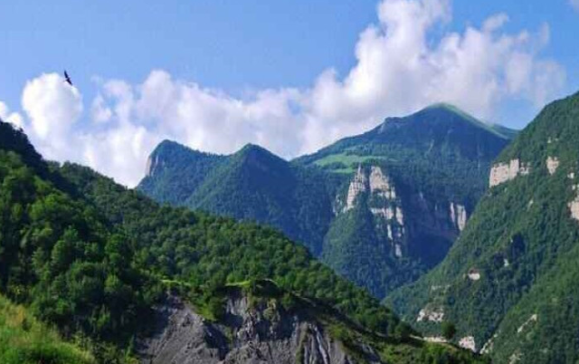 Kəlbəcərdə kişi qayadan yıxılıb öldü