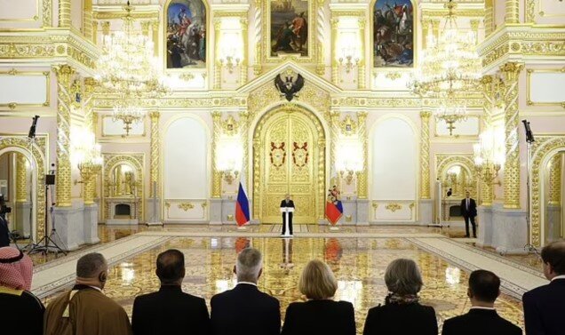 Putin onlardan 22 metrdən çox yaxın gəlməməyi xahiş edib - FOTO+VİDEO