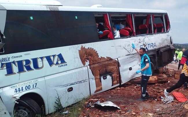 Türkiyədə turistləri daşıyan avtobus qəzaya uğrayıb, 8 nəfər ölüb, 20-si yaralanıb