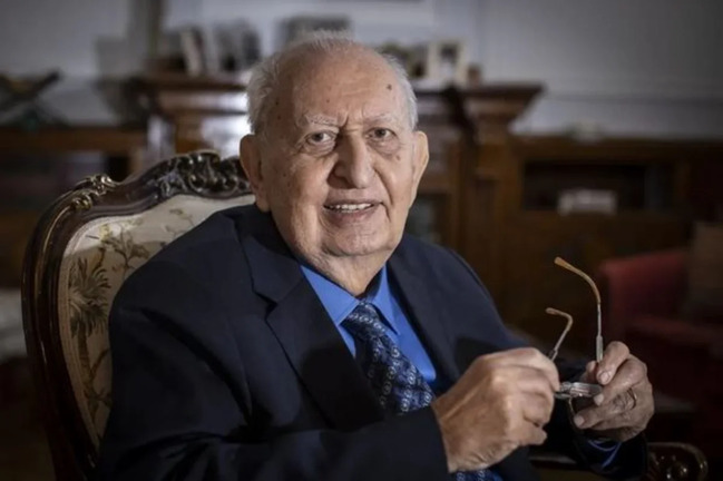 Türkiyə parlamentinin keçmiş sədri Hüsaməddin Cindoruk vəfat edib