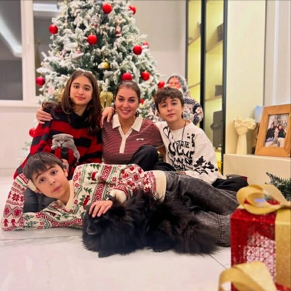 Ailələri ilə bayram fotosu paylaşdılar - Fotolar