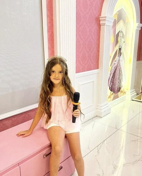 Emil qızının fotolarını paylaşıb bunları yazdı