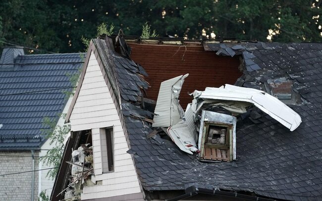 Almaniyada yüngül mühərrikli təyyarə evə düşüb