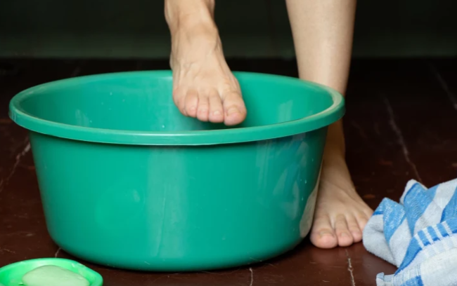 Ayaqlarınızı qəhvəyə batırın: bir cəhd kifayətdir, həmişə belə edəcəksiniz