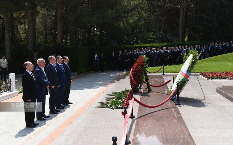 XİN rəhbərliyi Fəxri Xiyabanda Heydər Əliyevin məzarını ziyarət edib