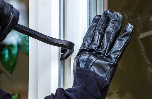 Bakıda evdən 35 min manat oğurlandı