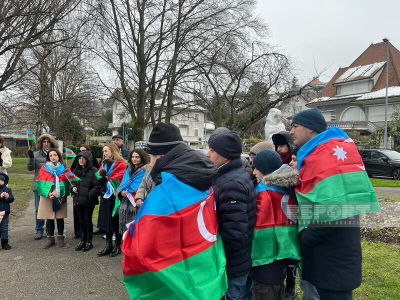 Fransada yaşayan azərbaycanlılar Evian şəhərində etiraz aksiyası keçirir