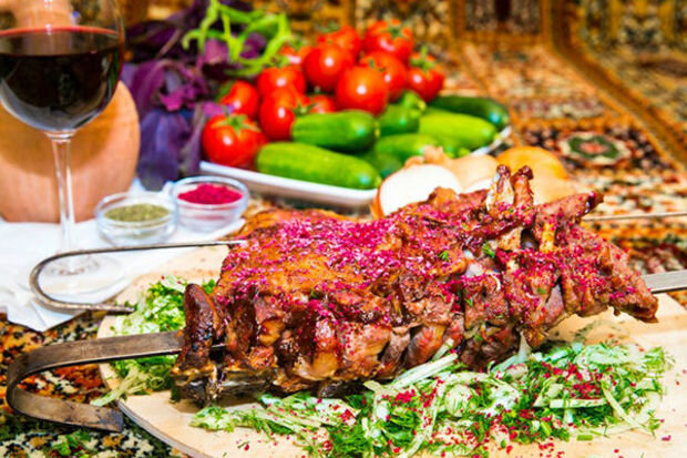 Bakıda ailə ilə şam yeməyi 200 manata başa gəlir: Qiymətlər niyə yüksəkdir?