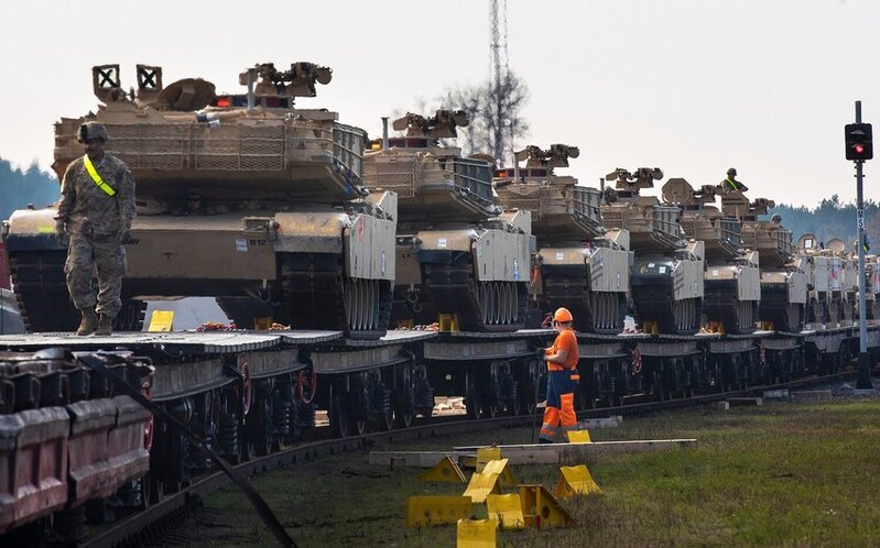 Yunanıstanda Amerika tanklarının olduğu qatarın qarşısı kəsilib