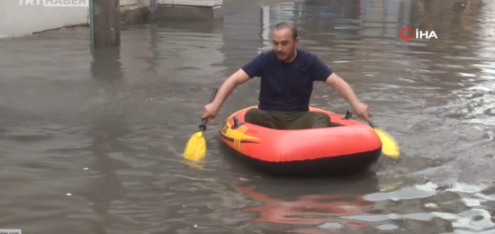 Yağış yağdı, küçələr gölə çevrildi - VİDEO