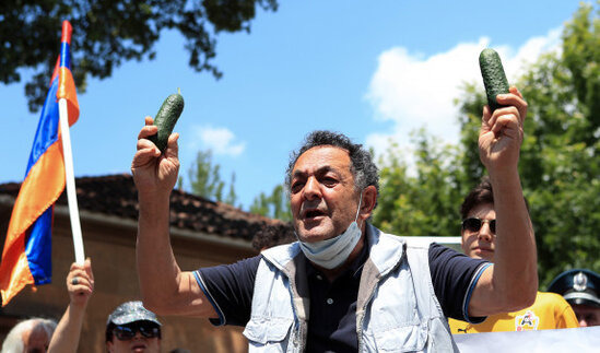 Müxalifət erməni prezidenti "xiyar" adlandırdı