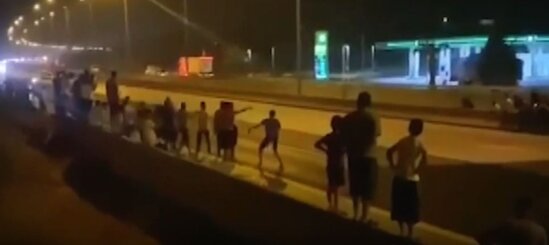 Avtomobil yol kənarındakı adamı vurdu-VİDEO