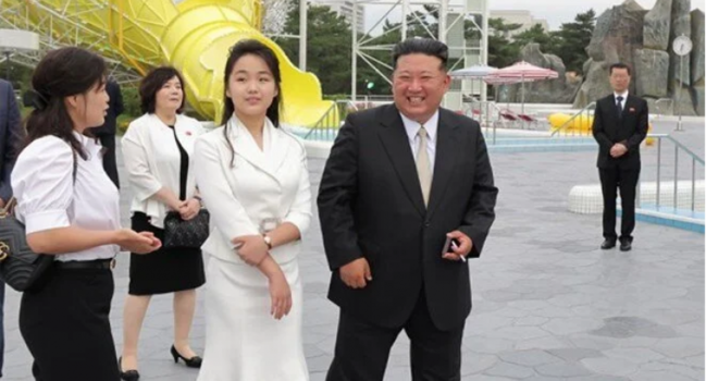 Kim Çenin həyat yoldaşı ölkəyə girişi qadağan edilən çanta ilə görüntüləndi, qiyməti... - FOTO