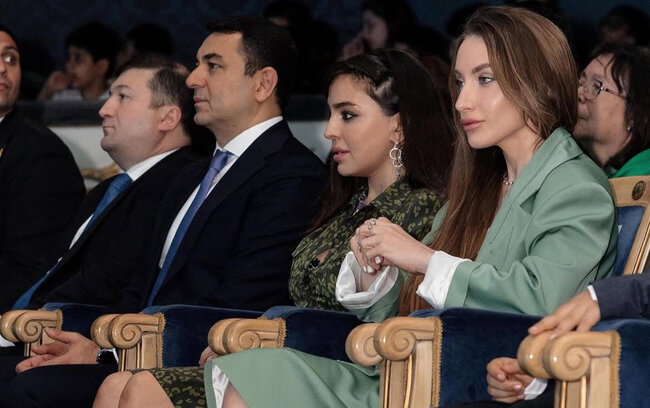Prezidentin qızı və gəlini tamaşa nümayişində - Fotolar