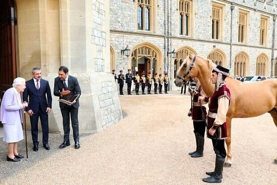 İlham Əliyevin hədiyyəsi Kraliça II Elizabetə təqdim olunub - FOTO/VİDEO