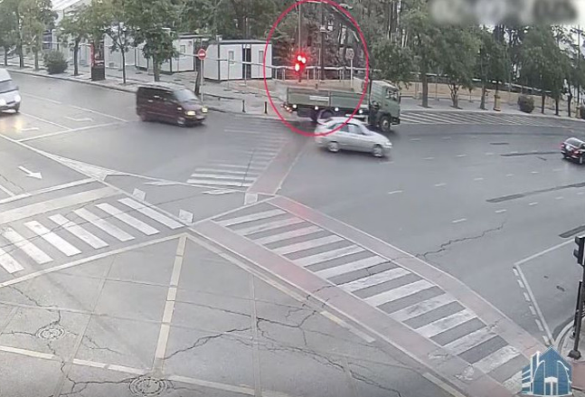 Bakıda maşın işıqforu vurub qırdı - VİDEO