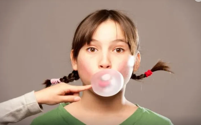 Udduğumuz saqqız mədədə 7 il qalır? - HƏKİM AÇIQLADI