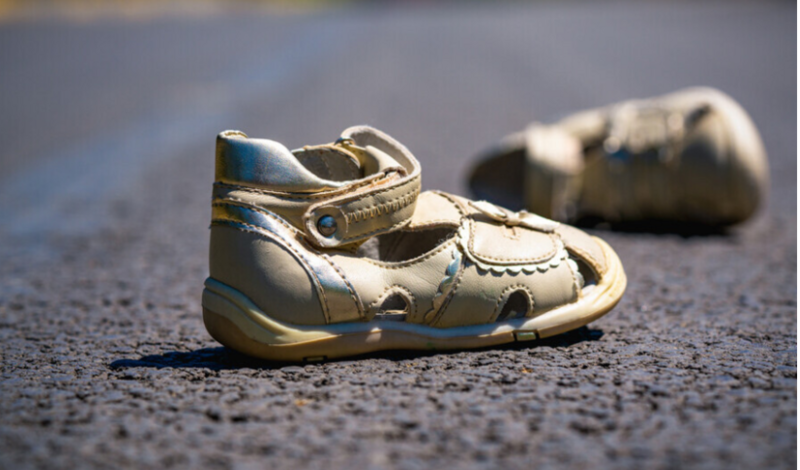 Bakıda nənəsi ilə yolu keçən 5 yaşlı uşağı avtomobil vurub