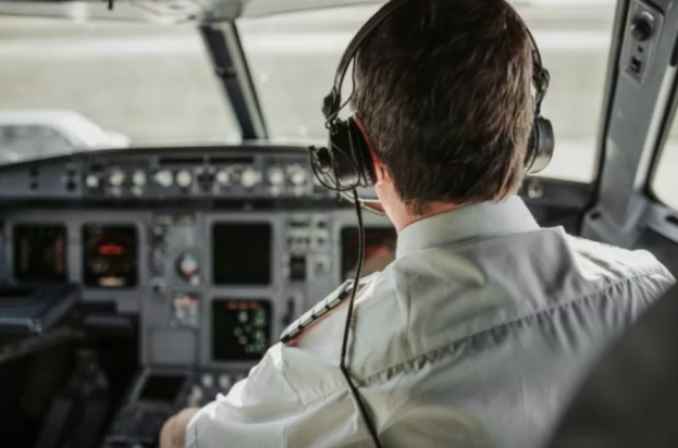 Təyyarənin bütün pilotları uçuş zamanı yatdı - qeyri-adi hadisənin TƏFƏRRÜATLARI