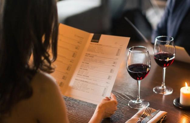 Hindistanlı cütlüyün qeyri-adi "əyləncəsi": Bahalı restoranlarda hesabı ödəməmək üçün maraqlı üsul