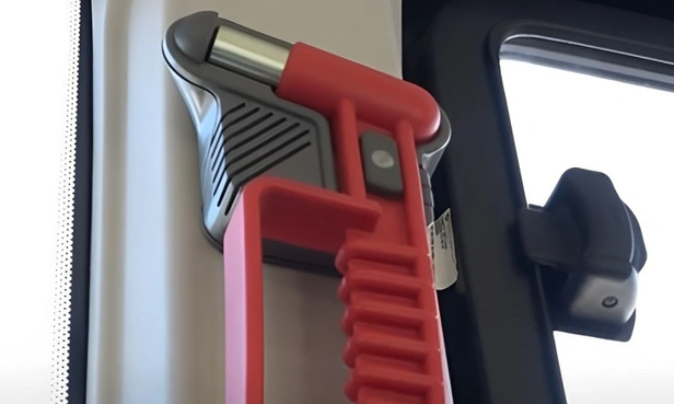 Avtobuslardakı qəza çəkiclərini kim oğurlayır? - AÇIQLAMA