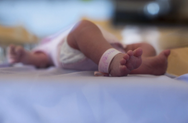 İki günlük körpənin doğum evində naməlum ölümü