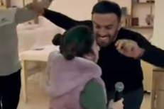 Qızının öləcəyi vaxtı bilən azərbaycanlı müğənninin övladı ilə ÜRƏKSIZLADAN VİDEOsu