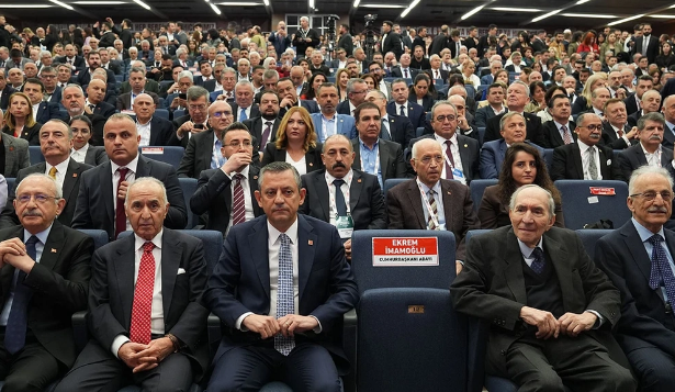 Özgür Özel yenidən CHP sədri seçildi