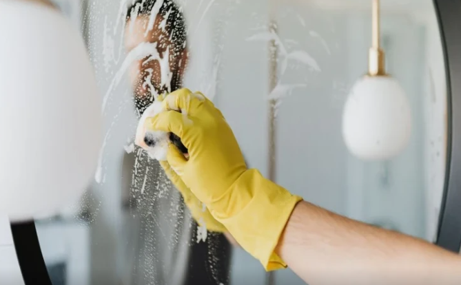 Güzgüdəki qara ləkələr: niyə yaranır və onların qarşısını necə almaq olar?