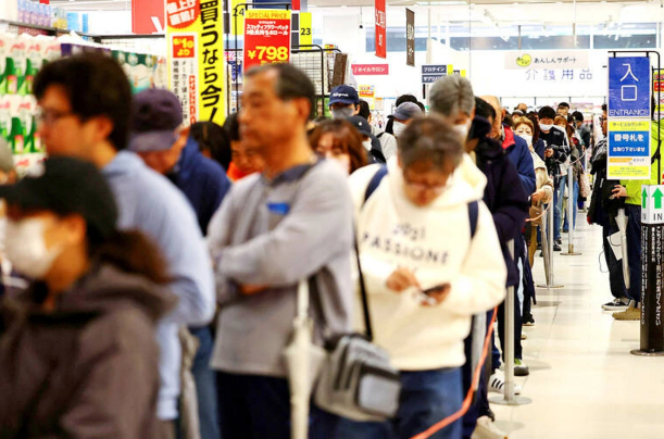 Yaponiyada düyü qıtlığı mağazalarda uzun növbələr yaratdı
