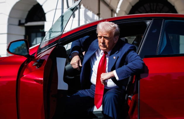 Tramp öz "Tesla" avtomobilini satmaq istəyir