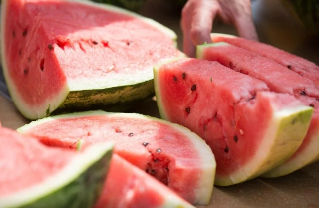 Qarpızı necə kəsmək lazımdır? - İndiyə kimi səhv edirmişik