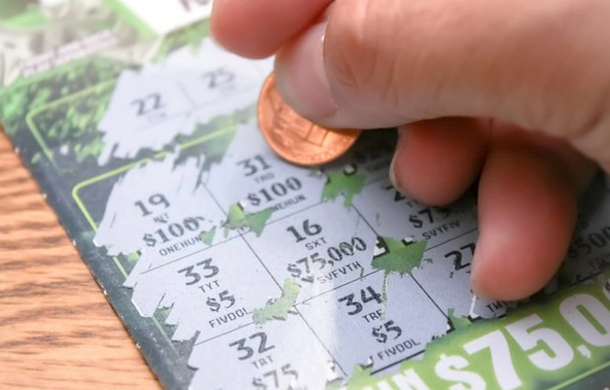Amerikalı şəxs başqa müştərinin imtina etdiyi lotereya biletindən bir milyon dollar uddu