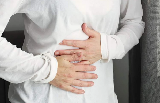 Rusiyalı qastroenteroloq həzm sisteminə zərər verən gündəlik vərdişləri açıqlayıb