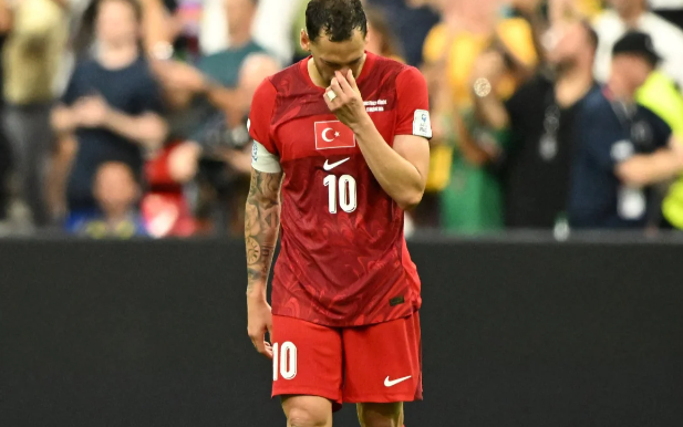 Hakan Çalhanoğlu: "Bəzən ayağa qalxmaq üçün şillə yemək yaxşıdır"