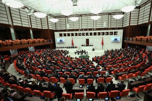 TBMM-də deputatların on faizdən çoxu partiya sıralarından istefa verib