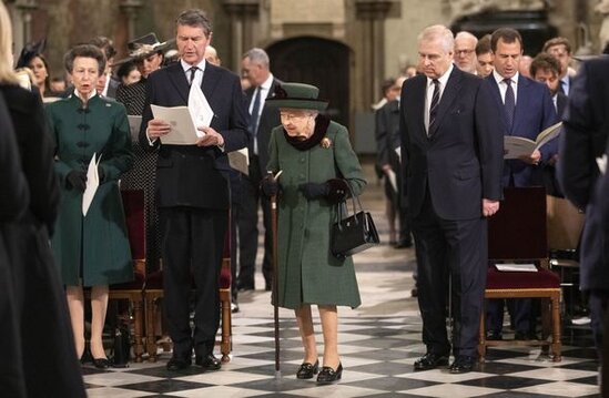 II Elizabet aylar sonra ilk dəfə ictimaiyyət arasına çıxdı - FOTO/VİDEO