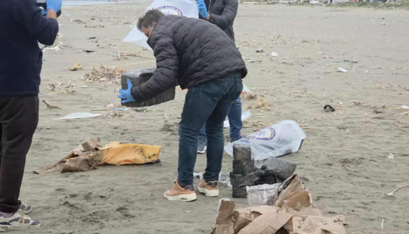 Dalğaların dənizdən sahilə vurduğu kisənin içindən görün nə çıxdı