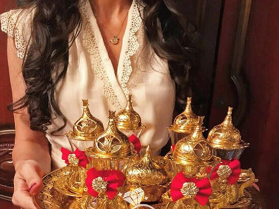 Müğənni elçilik adətini ələ saldı: "İyrəncdir" - FOTO