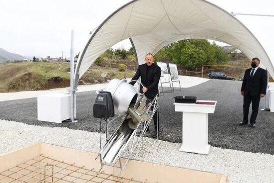 İlham Əliyev Hadrutda yeni məscidin təməlini qoydu