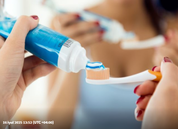 Əllərdə sarımsaq qoxusu, fincanda ləkə, telefonda cızıq: Diş məcunu ilə həll edin