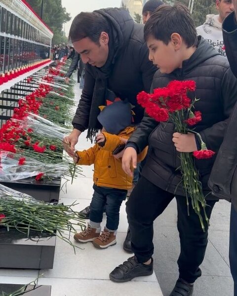 Əməkdar artist övladları ilə Şəhidlər xiyabanında - FOTOLAR