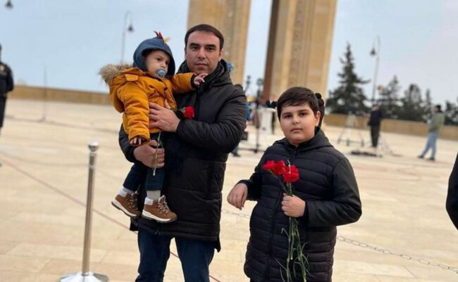 Əməkdar artist övladları ilə Şəhidlər xiyabanında - FOTOLAR